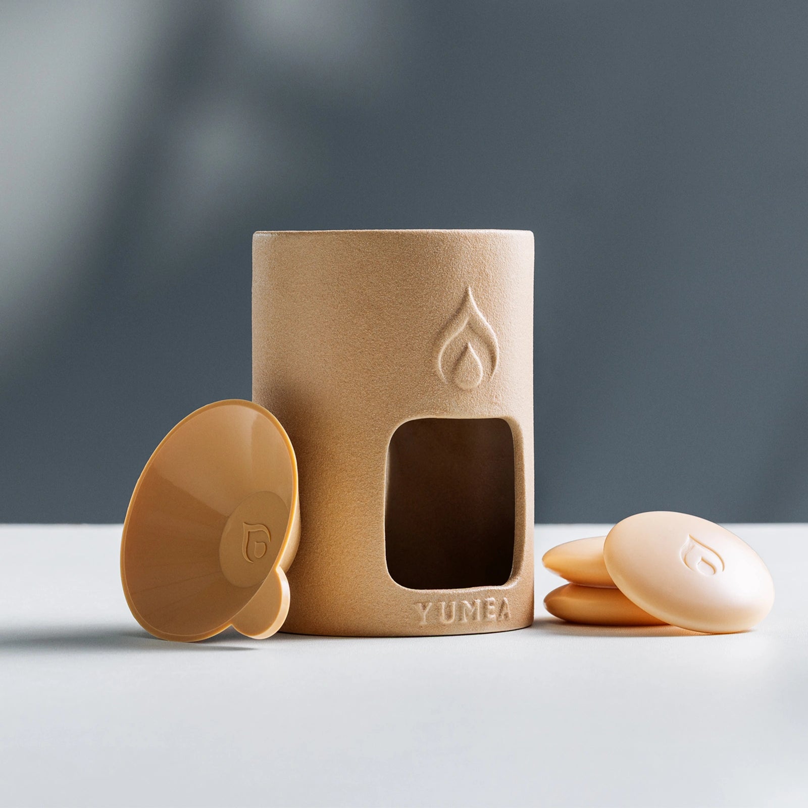 Doftvax från Yumeas Jurojin-kollektion bredvid aromalampan